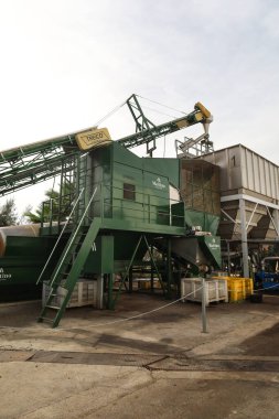 Elche, Alicante, İspanya... 26 Kasım 2025: Maitino zeytinyağı fabrikasında zeytin işleme makineleri