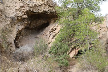 İspanya, Alicante 'de karst oluşumlu vadi duvarı