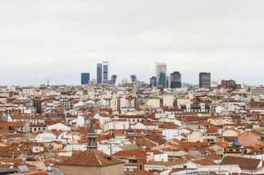 Madrid, İspanya - 13 Ağustos 2025: Bulutlu bir günde Madrid 'in panoramik manzarası