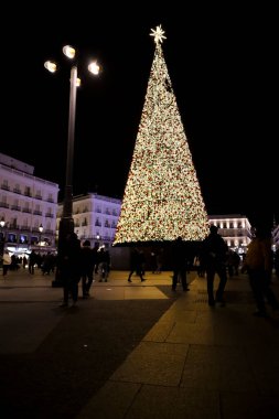 Madrid, İspanya - 7 Aralık 2025 Puerta del Sol Meydanı 'nda gece vakti güzel bir Noel ağacı
