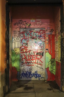 Madrid, İspanya - 4 Aralık 2025: Grafiti ile kaplı binanın hasarlı girişi