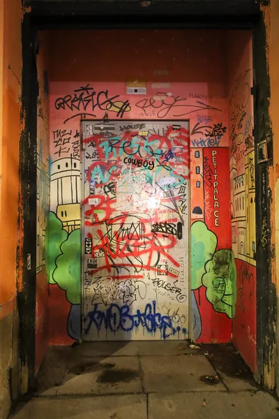 Madrid, İspanya - 4 Aralık 2025: Grafiti ile kaplı binanın hasarlı girişi