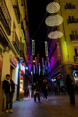 Madrid, İspanya 7 Aralık 2025 'te Chueca' nın eşcinsel mahallesinde Noel süslemeleri yapıldı.