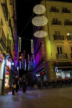 Madrid, İspanya 7 Aralık 2025 'te Chueca' nın eşcinsel mahallesinde Noel süslemeleri yapıldı.