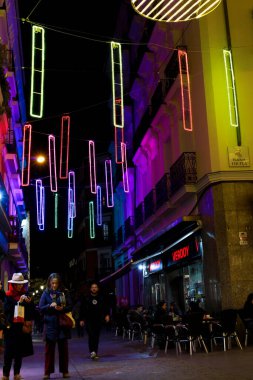 Madrid, İspanya 7 Aralık 2025 'te Chueca' nın eşcinsel mahallesinde Noel süslemeleri yapıldı.