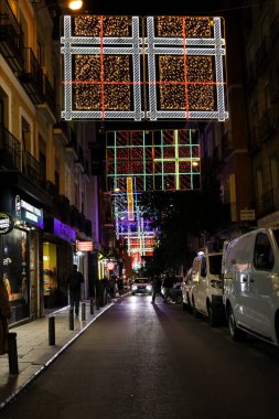 Madrid, İspanya 7 Aralık 2025 'te Chueca' nın eşcinsel mahallesinde Noel süslemeleri yapıldı.