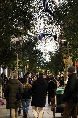 Madrid, İspanya - 7 Aralık 2025: Madrid 'deki Fuencarral Caddesi, gece yılbaşı süslemeleri