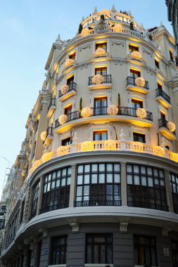 Madrid, İspanya - 8 Aralık 2025 Madrid şehir merkezinde Noel ışıklarıyla süslenmiş görkemli bina