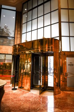 Madrid, İspanya - 13 Ağustos 2025: Caryatid binasına giriş, Madrid 'deki Cervantes Enstitüsü' nün genel merkezi.