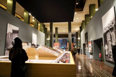 Madrid, İspanya - 13 Ağustos 2025: Madrid 'deki Cervantes Enstitüsü' nde Meksika 'da sergilenen kadın