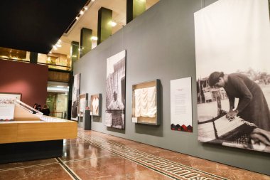 Madrid, İspanya - 13 Ağustos 2025: Madrid 'deki Cervantes Enstitüsü' nde Meksika 'da sergilenen kadın