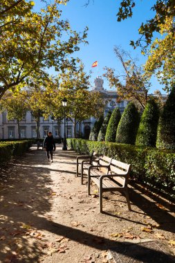 Madrid, İspanya - 5 Aralık 2025 Plaza de La Villa de Paris Bahçeleri ve arka plandaki Yüksek Mahkeme Binası. Madrid şehri, İspanya