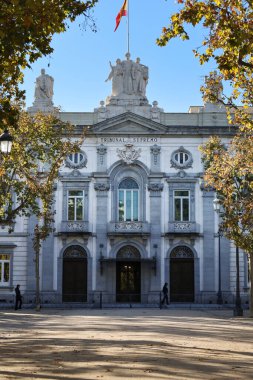 Madrid, İspanya - 5 Aralık 2025 Madrid, İspanya 'daki Majestic Anayasa Mahkemesi binası cephesi