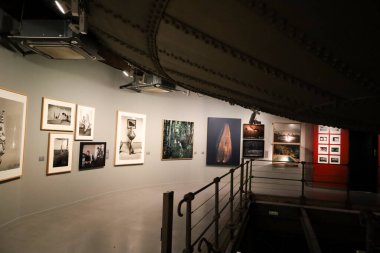 Madrid, İspanya - 4 Aralık 2025: Madrid 'deki Madrid Sergi Salonu' nun 2. Kanalı 'nda 14 Millones de Ojos fotoğraf sergisi