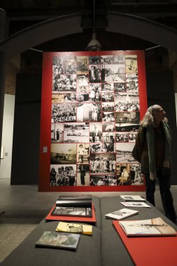 Madrid, İspanya - 4 Aralık 2025: Madrid 'deki Madrid Sergi Salonu' nun 2. Kanalı 'nda 14 Millones de Ojos fotoğraf sergisi