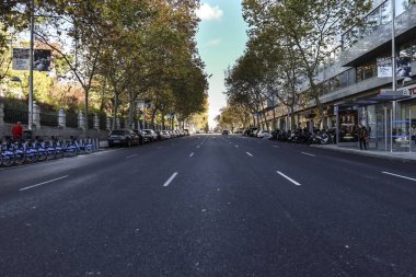 Madrid, İspanya - 4 Aralık 2025: Madrid 'de trafik sıkışıklığı olan Cenova Caddesi
