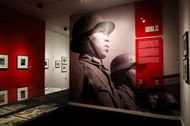 Madrid, İspanya - 4 Aralık 2025: 'Icons' fotoğraf sergisi Madrid 'deki Circulo de Bellas Sanat Binası' nda Robert Capa fotoğrafçısına ithaf edilmiştir.