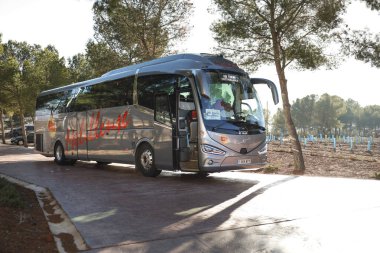 Salinas, Alicante, İspanya - 17 Aralık 2025: Alicante, İspanya 'da bir mahzeni ziyaret eden yolcuları bekleyen boş turist otobüsü