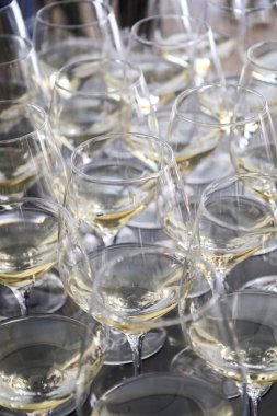 İspanya 'da bir restoranda beyaz şarap bardakları