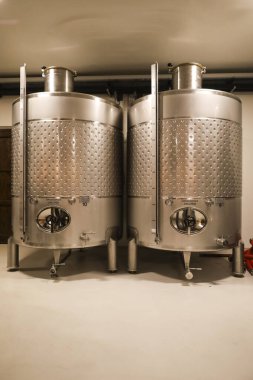 Salinas, Alicante, İspanya - 17 Aralık 2025 Rafa Canizares 'de paslanmaz çelik şarap tankları