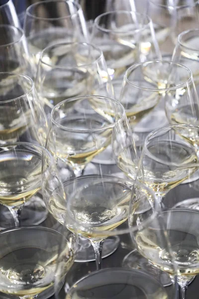 İspanya 'da bir restoranda beyaz şarap bardakları