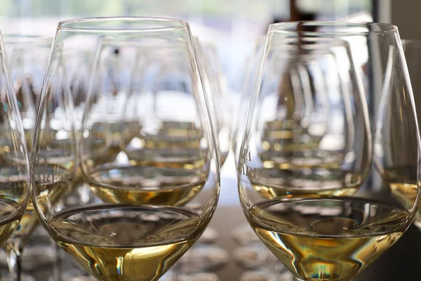 İspanya 'da bir restoranda beyaz şarap bardakları