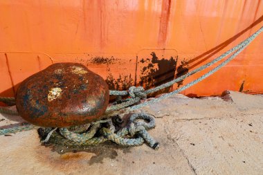 Denia, Alicante, İspanya limanında bağlı halatla paslı demirleme bölmesi.