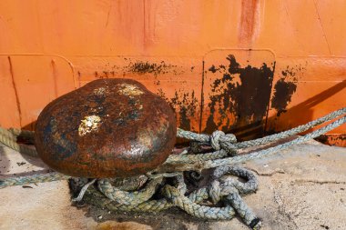 Denia, Alicante, İspanya limanında bağlı halatla paslı demirleme bölmesi.