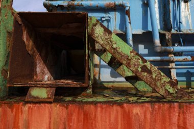 Denia City, Alicante, İspanya rıhtımında hurdaya çıkmayı bekleyen paslı tarama makineleri.