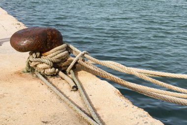 Denia, Alicante, İspanya limanında bağlı halatla paslı demirleme bölmesi.