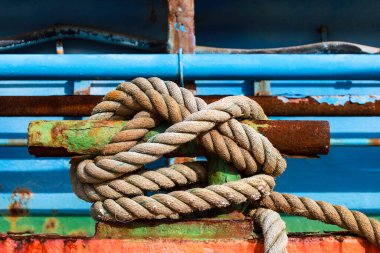 Denia, Alicante, İspanya limanında bağlı halatla paslı demirleme bölmesi.