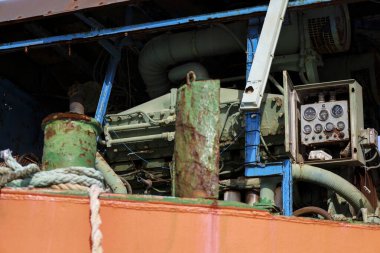 Denia, Alicante, İspanya - 7 Ocak 2026 Denia, İspanya 'nın Alicante kentinde hurdaya çıkarılmayı bekleyen eski taraklı paslı makineler