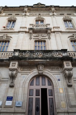 Alcoy, Alicante, İspanya - 7 Ocak 2026: Alcoy şehrinin merkezindeki Palacete Albors adlı güzel modernist ev