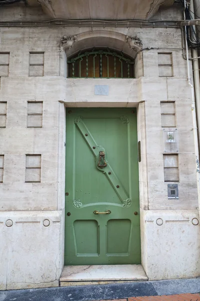 Alcoy, Alicante, İspanya - 7 Ocak 2026: Alcoy şehrinin merkezindeki güzel modernist stil evi