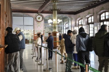 Valencia, İspanya - 8 Ocak 2026: Valencia şehir merkezinde, Kuzey Tren İstasyonu 'nun bilet gişesindeki bilet gişelerindeki gezginler