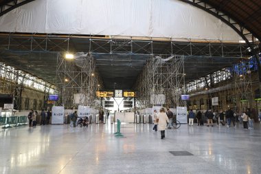 Valencia, İspanya... 8 Ocak 2026 'da Valencia şehir merkezinde modernist tarzda Kuzey Tren İstasyonu' nda yenileme çalışmaları yapıldı.