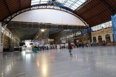 Valencia, İspanya... 8 Ocak 2026 'da Valencia şehir merkezinde modernist tarzda Kuzey Tren İstasyonu' nda yenileme çalışmaları yapıldı.