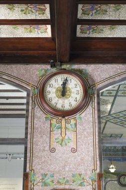 Valencia, İspanya... 8 Ocak 2026, Valencia şehir merkezinde modernist tarzda Norte Tren İstasyonu Saati.