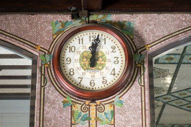 Valencia, İspanya... 8 Ocak 2026, Valencia şehir merkezinde modernist tarzda Norte Tren İstasyonu Saati.