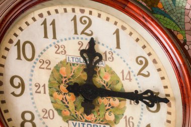 Valencia, İspanya... 8 Ocak 2026, Valencia şehir merkezinde modernist tarzda Kuzey Tren İstasyonu Saati.