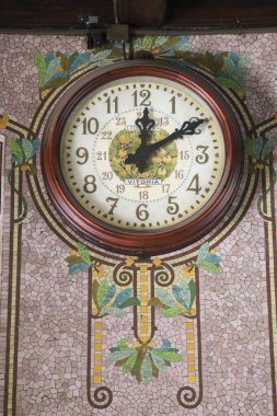 Valencia, İspanya... 8 Ocak 2026, Valencia şehir merkezinde modernist tarzda Kuzey Tren İstasyonu Saati.