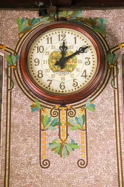 Valencia, İspanya... 8 Ocak 2026, Valencia şehir merkezinde modernist tarzda Kuzey Tren İstasyonu Saati.