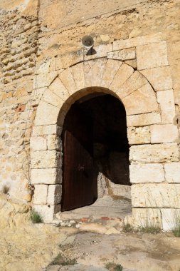 Jativa, Valencia, İspanya... 9 Ocak 2026, Sierra del Castell Hill 'deki Jativa Kalesi' nin Puerta del Socorro Kapısı.