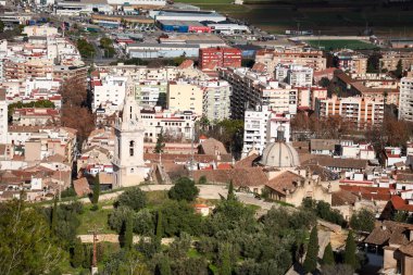Jativa, Valencia, İspanya... 8 Ocak 2026: Jativa şehri ve Katedral 'in panoramik manzarası, Castle Hill' den