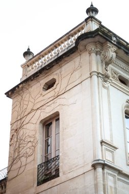 İspanya 'nın Alcoy şehrinin merkezindeki Palacete Albors adlı güzel modernist tarzın mimari detayları.