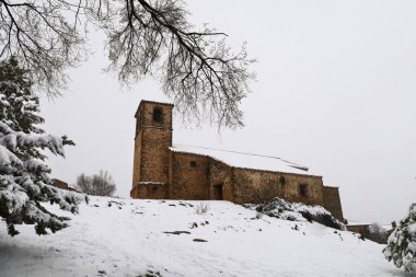 Riopar Viejo 'daki Espiritu Santo Kilisesi. Karlı bir günde güzel bir ortaçağ kasabası.