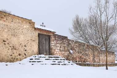 Karlı bir günde güzel bir ortaçağ kasabası olan Riopar Viejo 'nun eski mezarlığı.