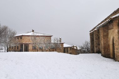 Riopar Viejo, karlı bir günde güzel bir ortaçağ kasabası