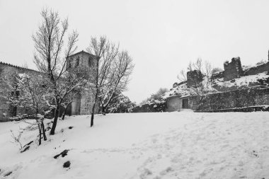 Espiritu Santo Kilisesi ve Riopar Viejo 'daki mezarlık. Karlı bir günde güzel bir ortaçağ kasabası.