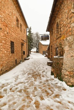 Riopar Viejo, Albacete, İspanya - 24 Ocak 2026: Karlı bir günde güzel bir ortaçağ kasabası olan Riopar Viejo